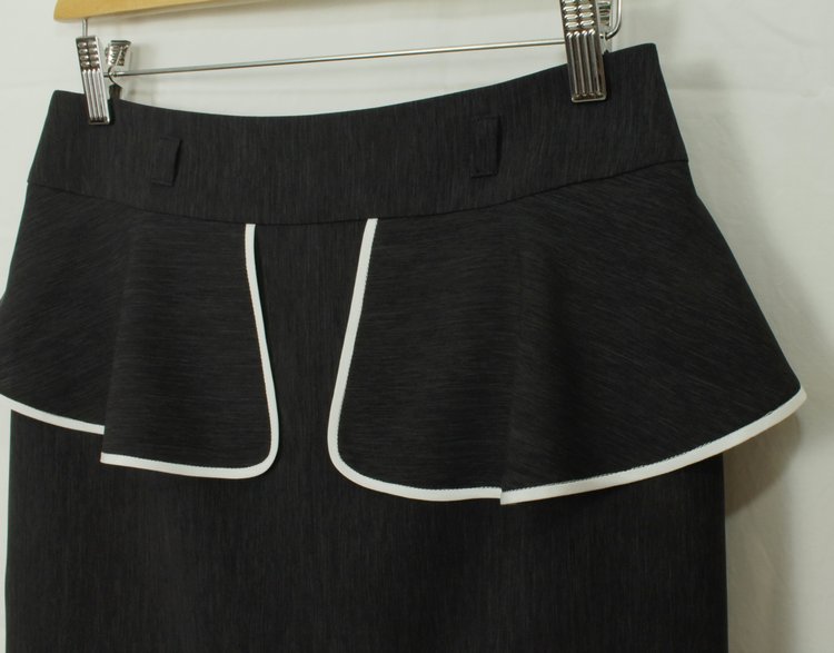 SK-179 กระโปรงแฟชั่น&ทำงาน ทรงสอบแต่งระบาย ผ้า CHANEL สีเทา-ดำ มีลายในตัว