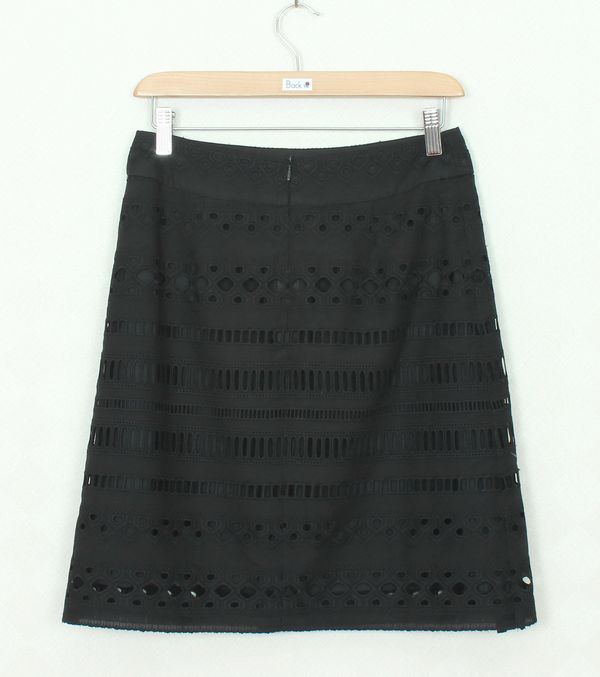 SK-343 กระโปรงทรงเอ ผ้าลูกไม้สีดำ ชายกระโปรงเป็นเชิงลูกไม้