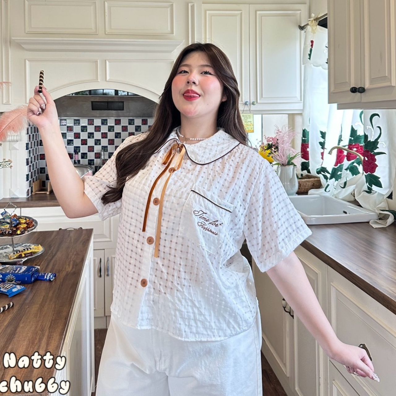 J119 เสื้อสาวอวบ เชิ้ตคอบัว แต่งริบบิ้นสีน้ำตาลผูกโบว์ที่คอ เนื้อผ้าเมล่อนมีเทคเจอร์ในตัว อก40-50 นิ้ว หน้าผ้า52นิ้ว ขาว ฟ้า ชมพู อก 40 -50 นิ้ว