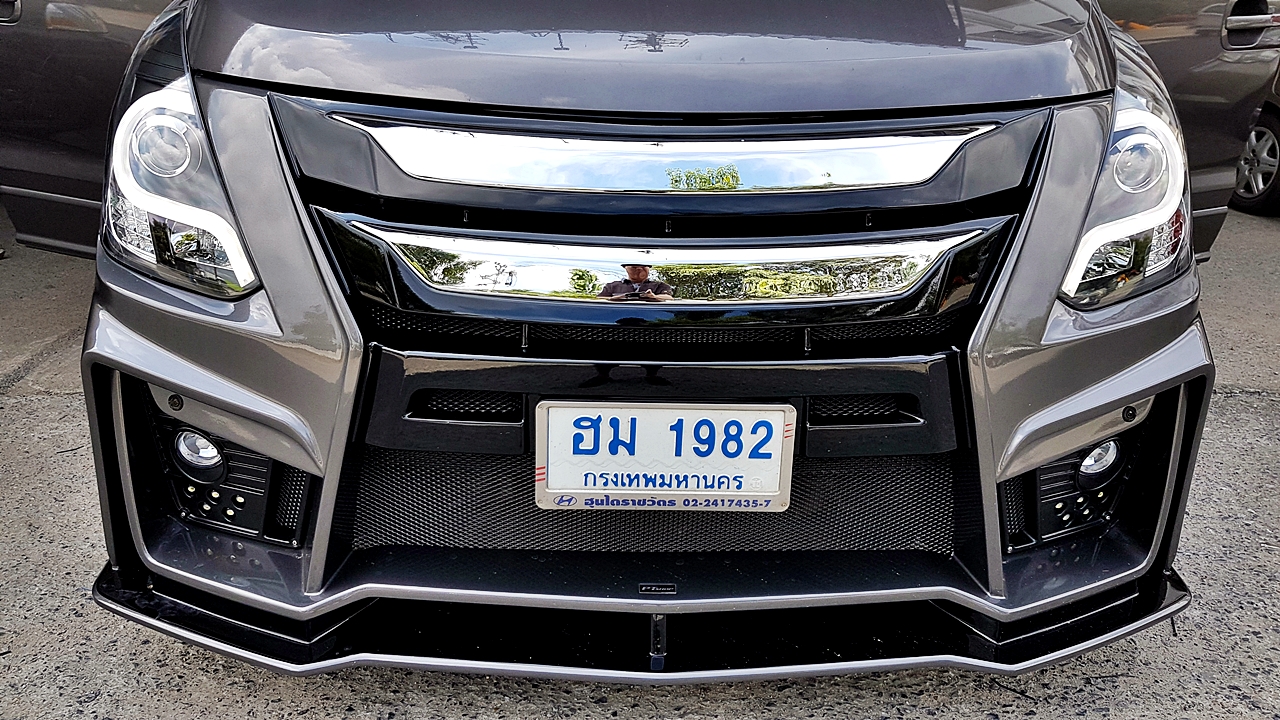 HYUNDAI H-1 DELUXE รถคุณเดี่ยว สุริยน [ เบาะ + คอนโซล +ไฟ oem หน้าหลัง led + จอเพดาน + ชุดแต่ง ] - ฮม1982