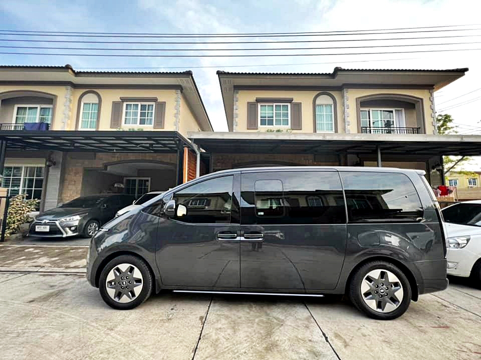 Hyundai Staria 2022 ติดเบาะ vip บันไดไฟฟ้า เบาะคนขับไฟฟ้า คอนโซลวางแขนมีตู้เย็น