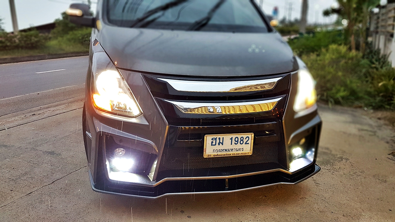 HYUNDAI H-1 DELUXE รถคุณเดี่ยว สุริยน [ เบาะ + คอนโซล +ไฟ oem หน้าหลัง led + จอเพดาน + ชุดแต่ง ] - ฮม1982