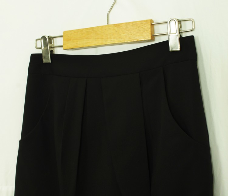 SK-080 กระโปรงทรงเอ ผ้าไหมอิตาลีสีดำ เป็นกระโปรงป้ายมีกระเป๋าล้วง 2 ข้าง