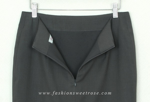 SK-370 กระโปรงทรงสอบ ผ้า Rose Skin สีเทาดำ ด้านหน้ากระโปรงจับจีบทวิช ดีไซน์เรียบหรู
