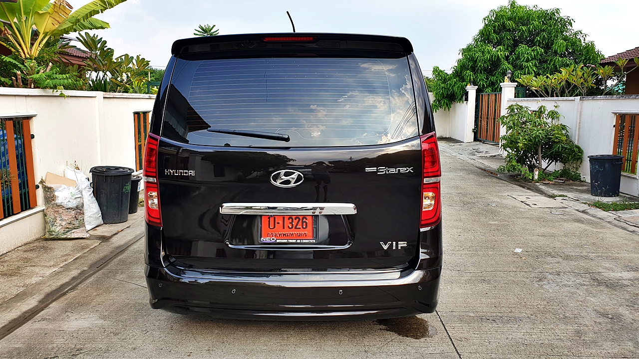 HYUNDAI H-1 ELITE 2018 [ ประตูไฟฟ้า + เบาะ vip + ท้าย 60:40 + คอนโซลทีวี 24 นิ้ว ] { บ1326 }