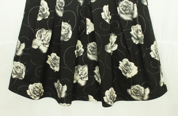 SK-139 กระโปรงแฟชั่น&ทำงาน ทรงบาน ผ้าลายดอกกุหลาบขาวพื้นดำ จีบทวิสรอบเอว