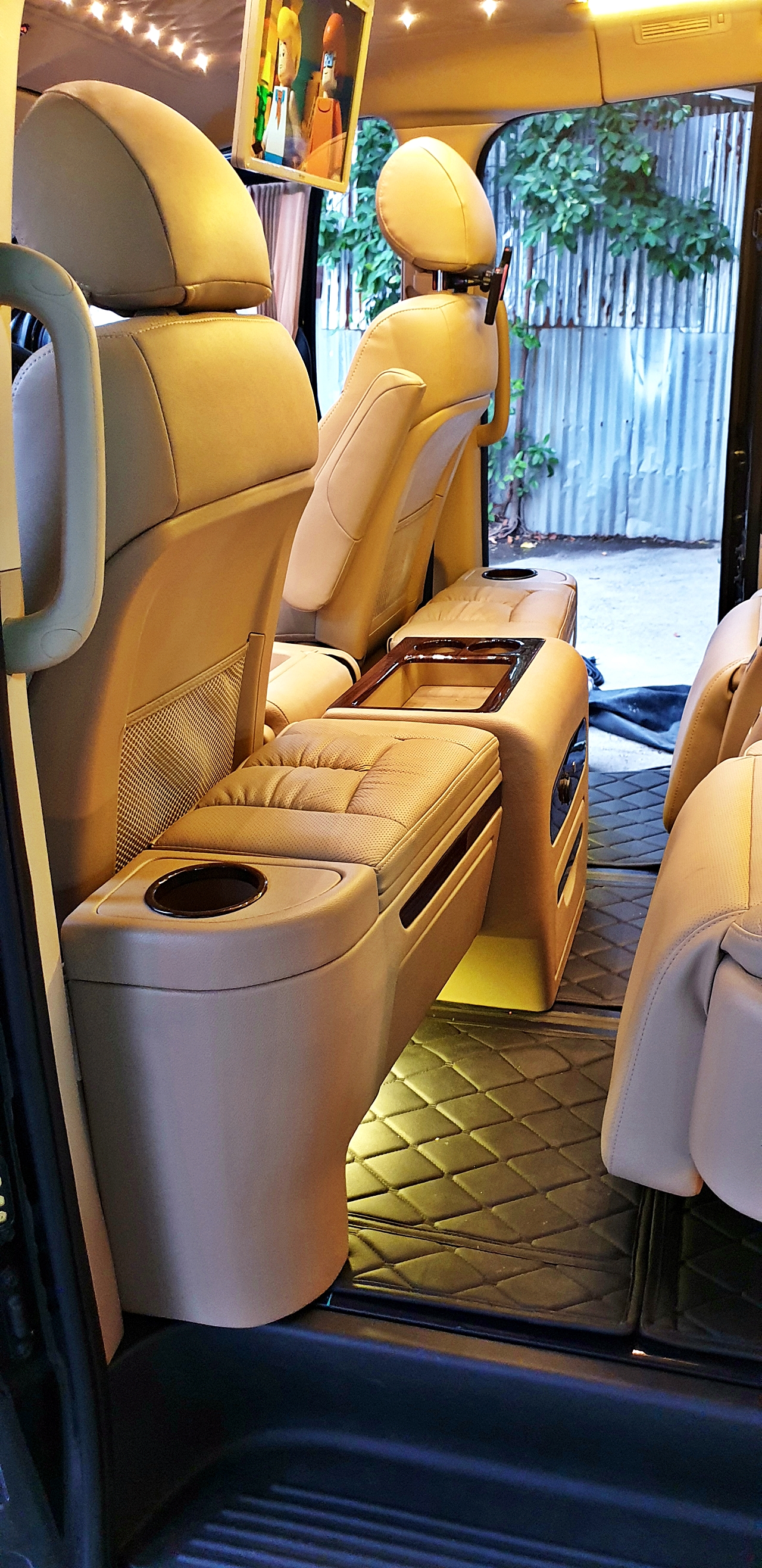 HYUNDAI H-1 ELITE 2019 ลูกค้า ชลบุรี [ เบาะVIP , เบาะท้าย , หลังคา , คอนโซลเตี้ย , จอเพดาน , เครื่องเสียง , ผ้าม่าน ] - นง7120