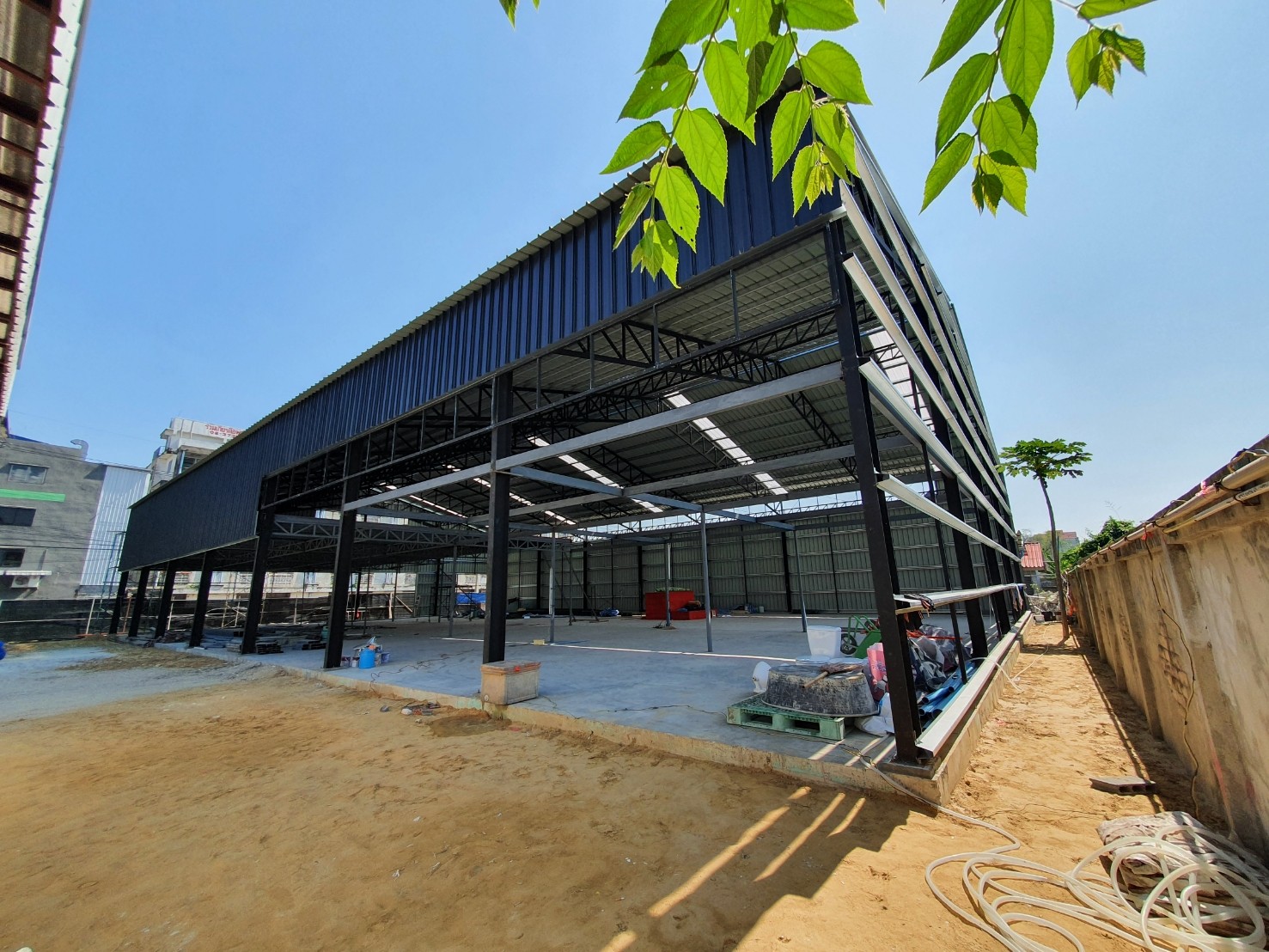 โกดังสำเร็จรูปโชว์รูมมอเตอร์ไซด์ 20x35x6m