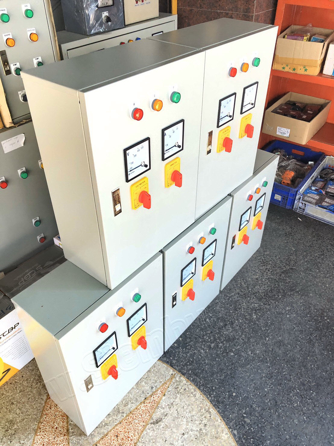 ตู้ไฟ เมนเบรกเกอร์ 63A (อุปกรณ์ WALL MOUNTING CABINET (KJL), LED Pilot Lamp (PNC), PANEL METER (QUBIX), SELECTOR SWITCHES (QUBIX), Fuse Holder (ZT), Current Transformer (QUBIX)