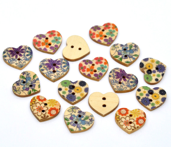 กระดุมไม้ 2 รูรูปหัวใจเพ้นท์ลายดอกไม้หลากสี ขนาด 18*15mm. คละสี 50 เม็ด