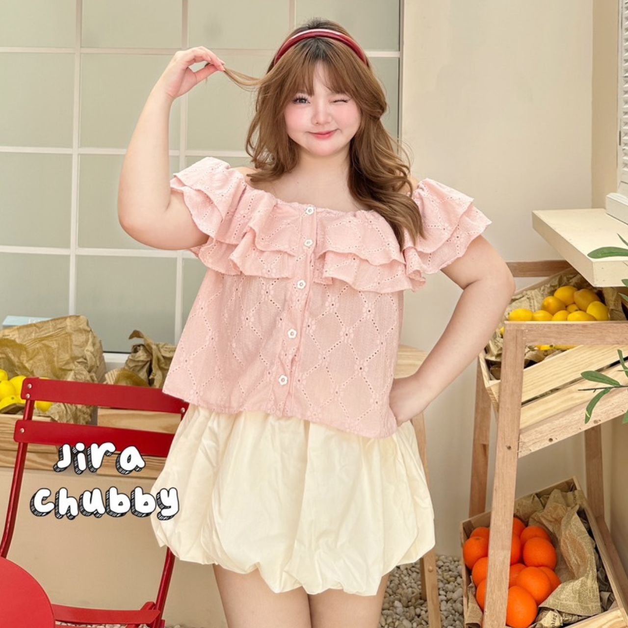 J130 เสื้อสาวอวบ เปิดไหล่ ผ้าฉลุ กระดุมดอกไม้ ถอดติดใช้งานได้ อกได้ถึง50 หน้าผ้า52นิ้ว ฟ้า ขาว ชมพู อก 40-50 นิ้ว