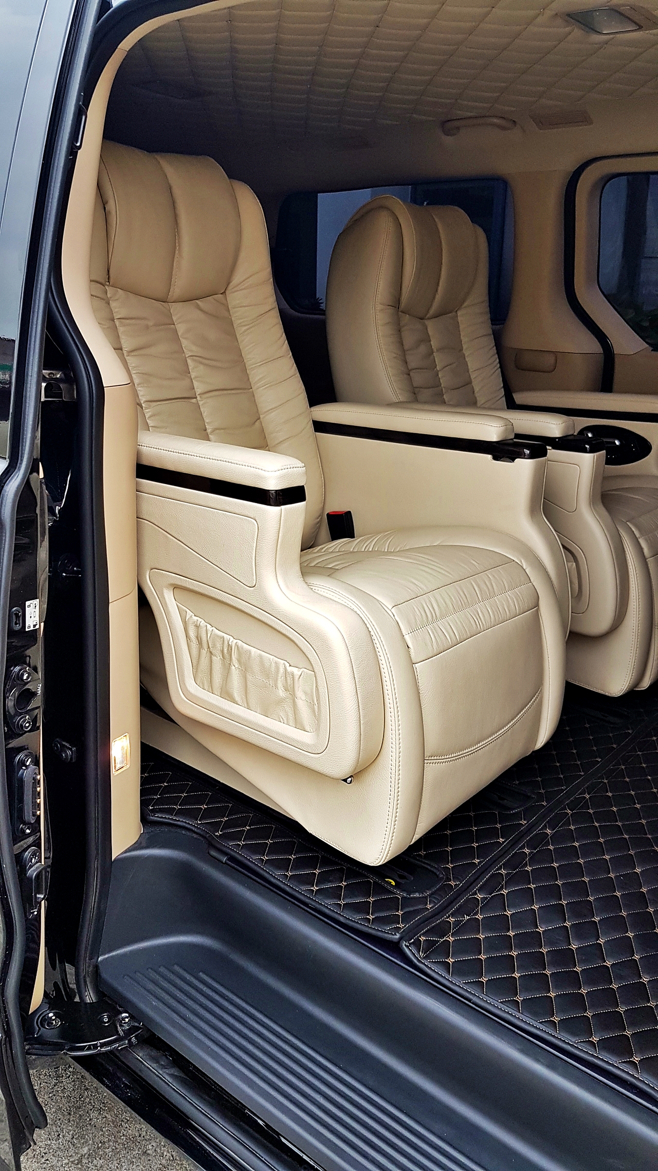 HYUNDAI H-1 DELUXE รถเกาหลี [ เบาะ + คอนโซล + กุหลังคา + พรม ] - ษ 2644