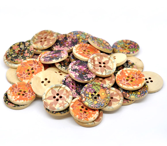 กระดุมไม้กลมเพ้นท์รูปดอกไม้ 4 รู ขนาด 30mm แพ็ด 10 เม็ดคละลาย