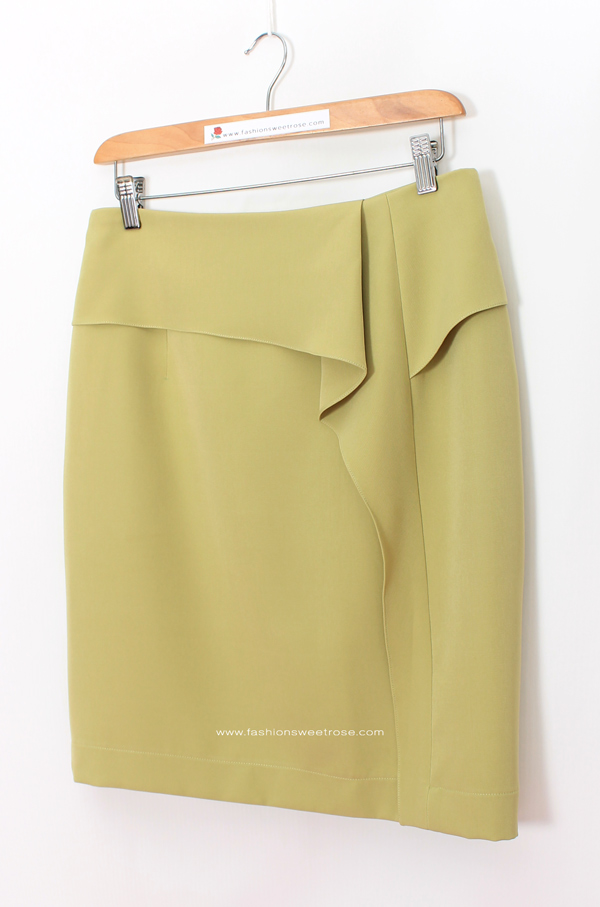 กระโปรงทรงสอบ แต่งระบายด้านหน้า ผ้า Double Twist สีเขียว / SK-482
