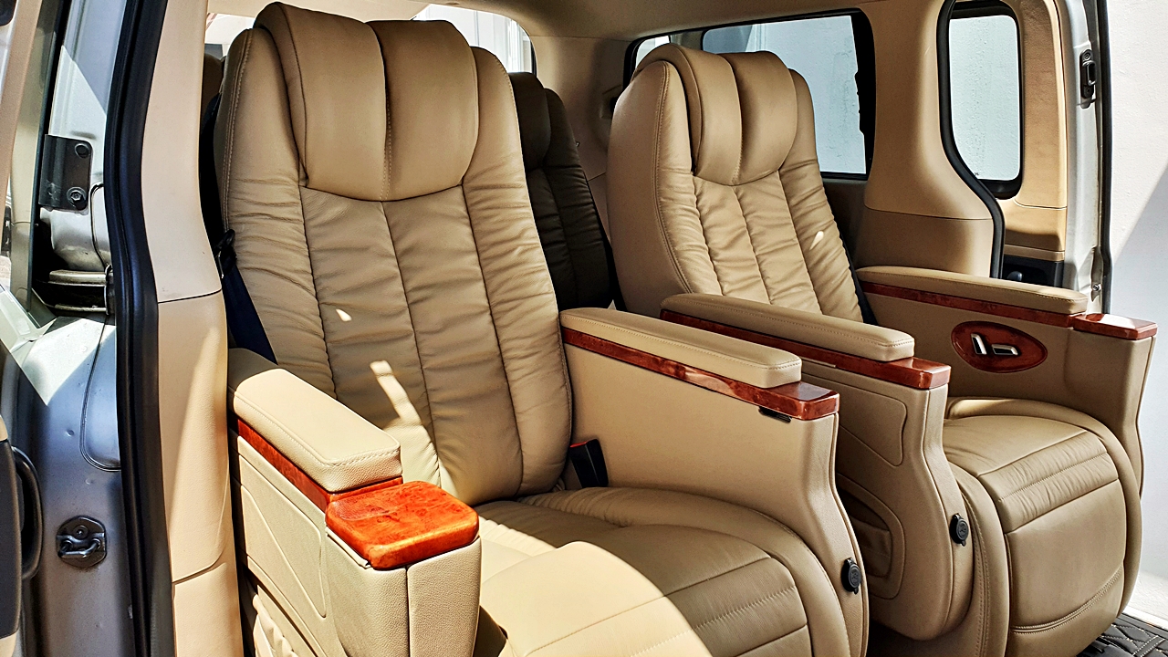 HYUNDAI H-1 DELUXE ท่านแม่ทัพภาค พิษณุโลก [เบาะVIP,เบาะท้ายหนัง,เคาเตอร์เตี้ย,พรม]-ฮล8651