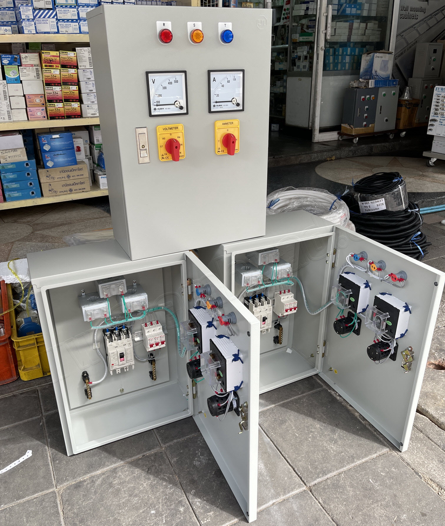 ตู้ไฟ เมนเบรกเกอร์ 63A (อุปกรณ์ WALL MOUNTING CABINET (KJL), PANEL METER (QUBIX), Current Transformer (QUBIX), BREAKER (MITSUBISHI), SELECTOR SWITCHES (QUBIX), LED Pilot Lamp (ZT)