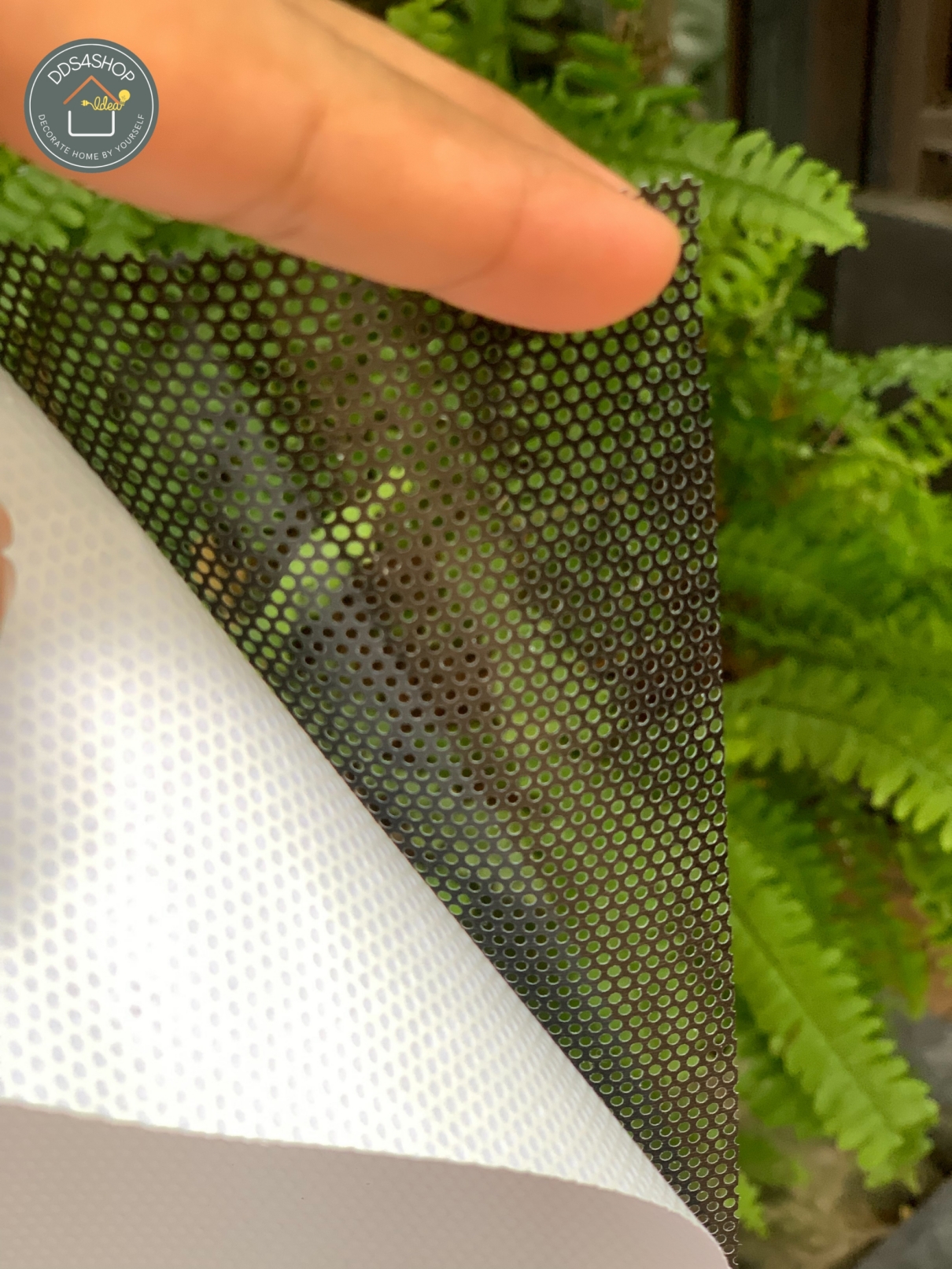 สติ๊กเกอร์ซีทรู 2 สี ดำและขาว ขนาดหน้ากว้าง 106cm รูรับแสง 1.6mm