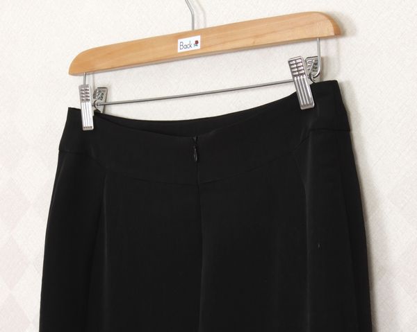 SK-273 กระโปรงแฟชั่น&ทำงาน ทรงสอบ ผ้าวาเลนติโน่สีดำ ด้านหลังจับจีบระบายซ้อนกัน