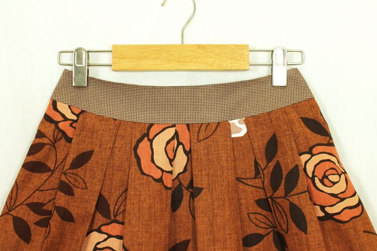 SK-138 กระโปรงแฟชั่น&ทำงาน ทรงบาน ผ้าลายดอกกุหลาบ โทนน้ำตาลอ่อน จีบทวิสรอบเอว