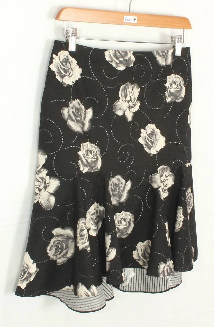 SK-210 กระโปรงแฟชั่น&ทำงาน ทรงย้วย ผ้าคอตต้อนญี่ปุ่นพิมพ์ลายดอกกุหลาบขาวพื้นดำ