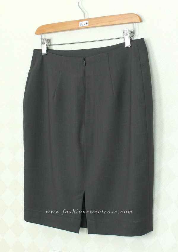 SK-370 กระโปรงทรงสอบ ผ้า Rose Skin สีเทาดำ ด้านหน้ากระโปรงจับจีบทวิช ดีไซน์เรียบหรู