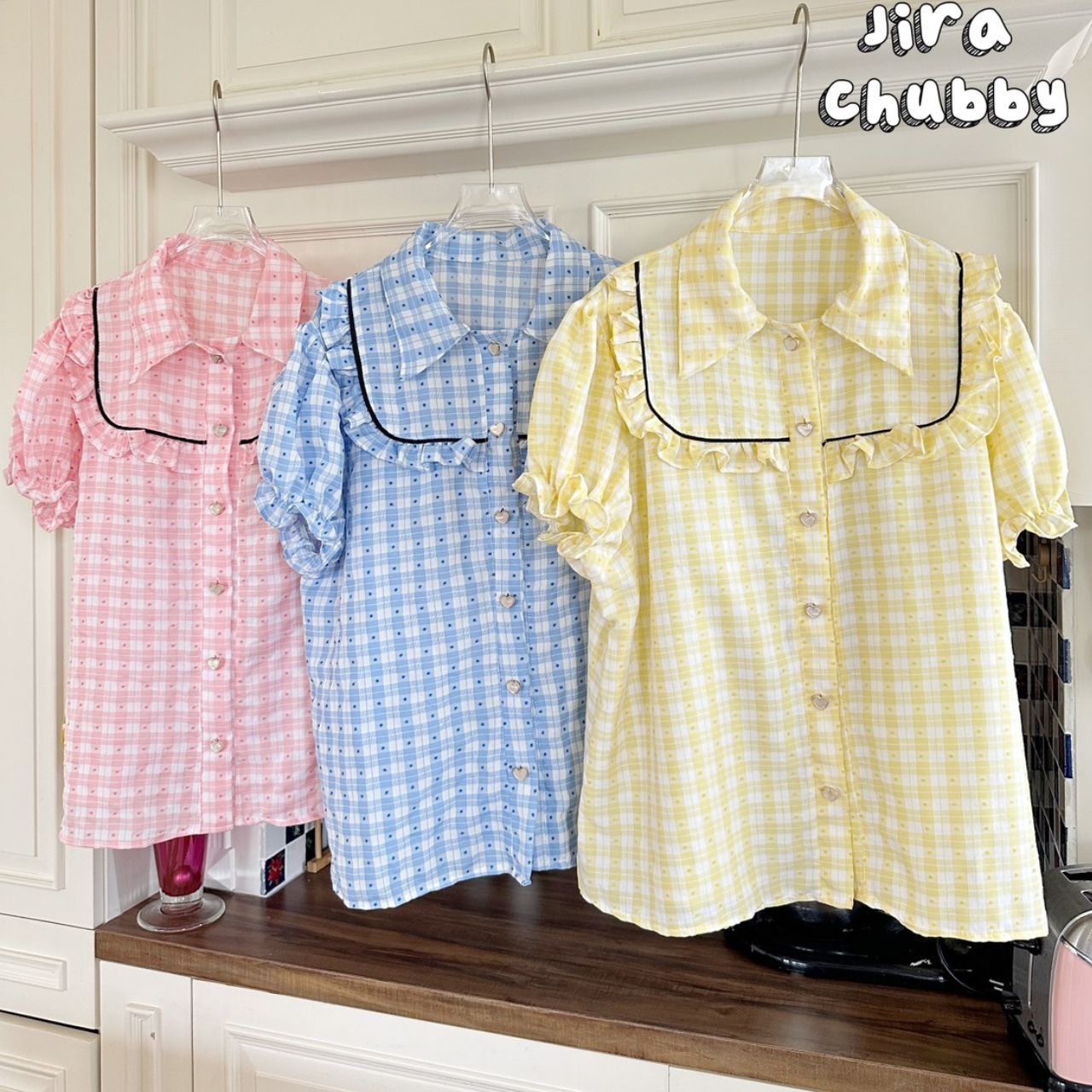 J114 เสื้อสาวอวบ คอปก แต่งระบาย แขนตุ๊กตา สีพาสเทล ฟ้า ชมพู เหลือง อกได้ถึง 50 นิ้ว