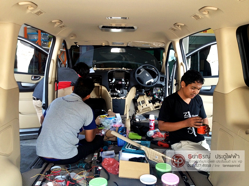 HYUNDAI H-1 TOURING [ประตูไฟฟ้า 2 ข้าง + กระไดไฟฟ้า 2 ข้าง + เครื่องเสียง + หุ้มเบาะหนังสเปคโรงงาน] {ก5223}