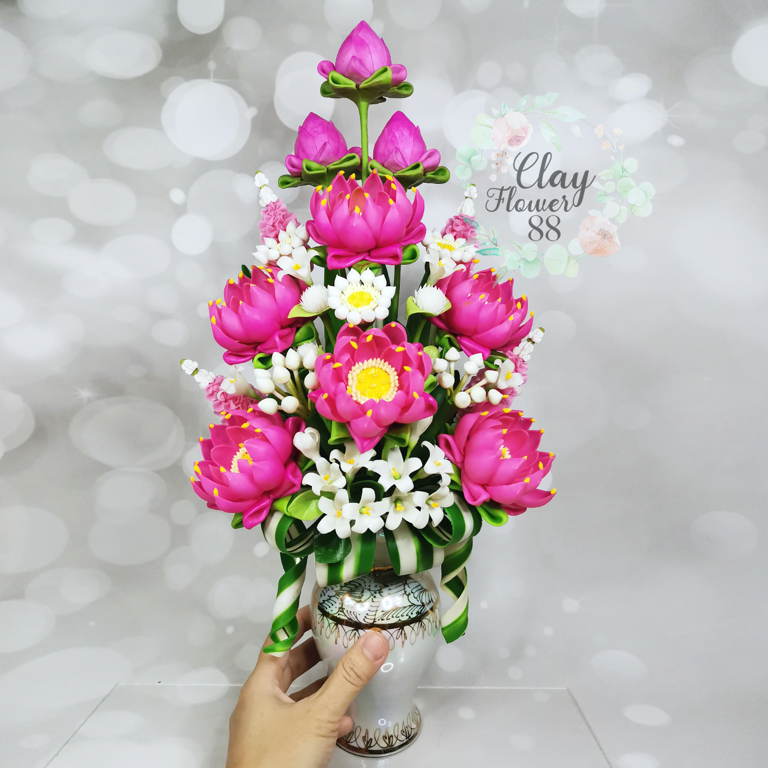 ชุดคู่ดอกบัว สีชมพู งานประดิษฐ์ งานปั้น จาก ดินไทย ดอกไม้ ถวายพระ จัดชุดในแจกันมุกลายทอง (สูง 17 นิ้ว /ราคาต่อคู่)