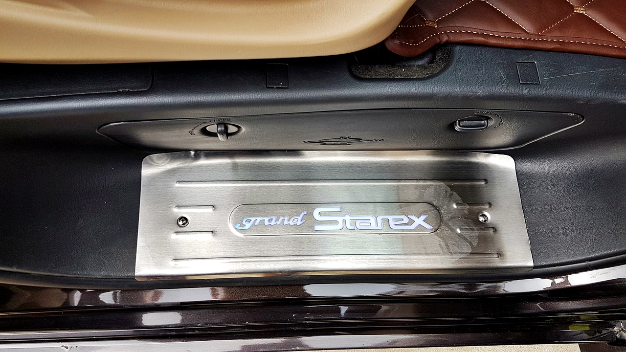 HYUNDAI H-1 DELUXE รถคุณดุล คันที่ 2 [ เบาะ + คอนโซล + ช่วงล่าง + แดมป์ + กุหลังคา + พรม + ล้อ + ประตูท้ายไฟฟ้า ] - นข 1515