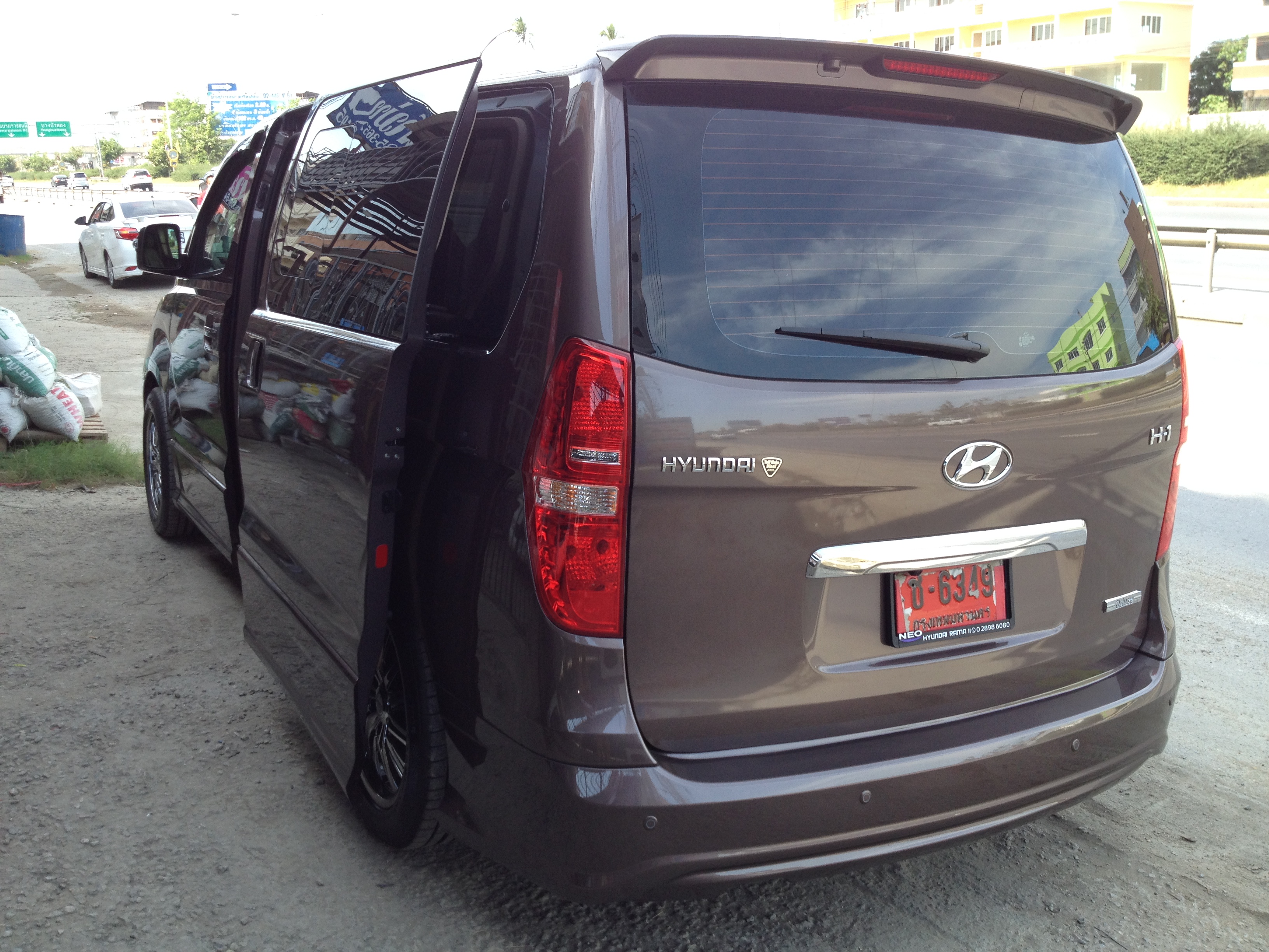 HYUNDAI H-1 DELUXE [ ประตูไฟฟ้า ซ้าย + ประตูดูด ขวา + usb 2 port + mini usb build-in ]- {ช-6349}