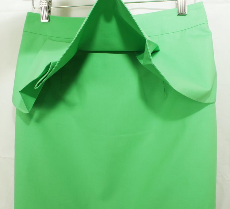 SK-069 กระโปรงทรงสอบ ผ้าคอตต้อนญี่ปุ่นสีเขียวมะนาว ด้านหน้ากระโปรงจับจีบระบาย