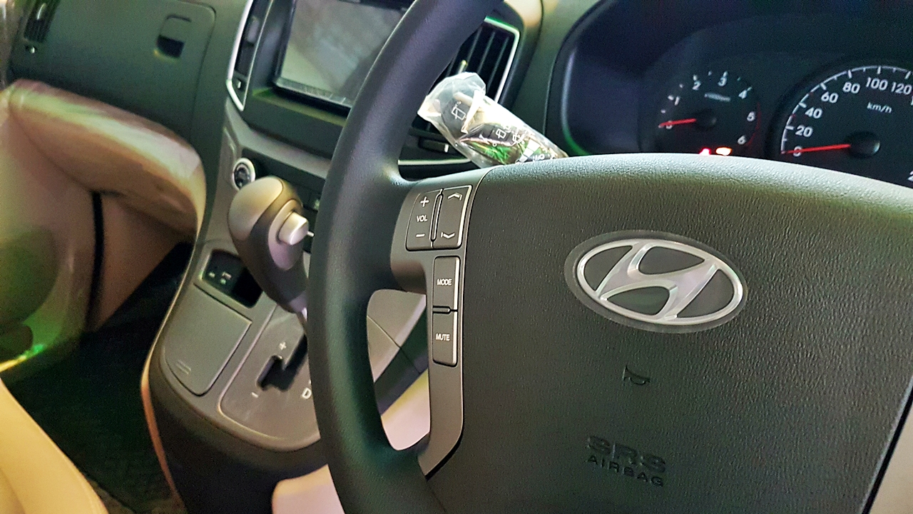 HYUNDAI H-1 TOURING 2016 [ เครื่องเสียง Pioneer + เบาะ + ชุดแต่งรอบคัน + push start + สปอยเลอร์ + ประตูไฟฟ้า ] {ง0990}