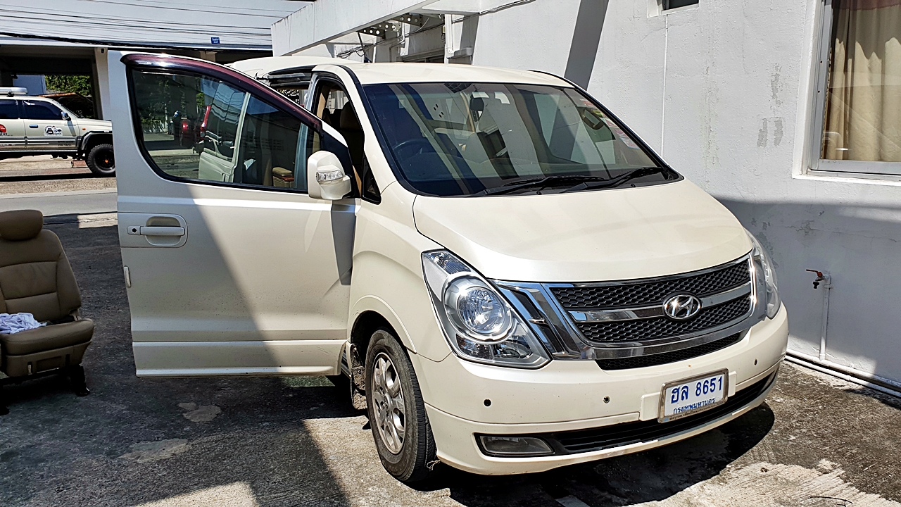 HYUNDAI H-1 DELUXE ท่านแม่ทัพภาค พิษณุโลก [เบาะVIP,เบาะท้ายหนัง,เคาเตอร์เตี้ย,พรม]-ฮล8651