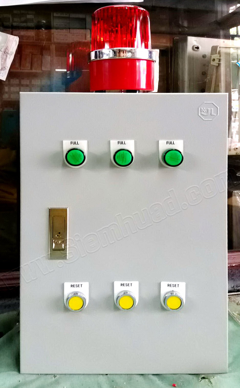 ตู้คอนโทรล ควบคุมอุปกรณ์ มีสัญญาณไฟหมุน เป็นไฟเตือนสถานะ (อุปกรณ์ WALL MOUNTING CABINET (KJL), Miniature Circuit Breaker (ABB), Relay (OMRON), Transformer Converter (HENRY), LED Pilot Lamp (PNC), Control Switch (TEND), WARNING LIGHT (BAIMER)