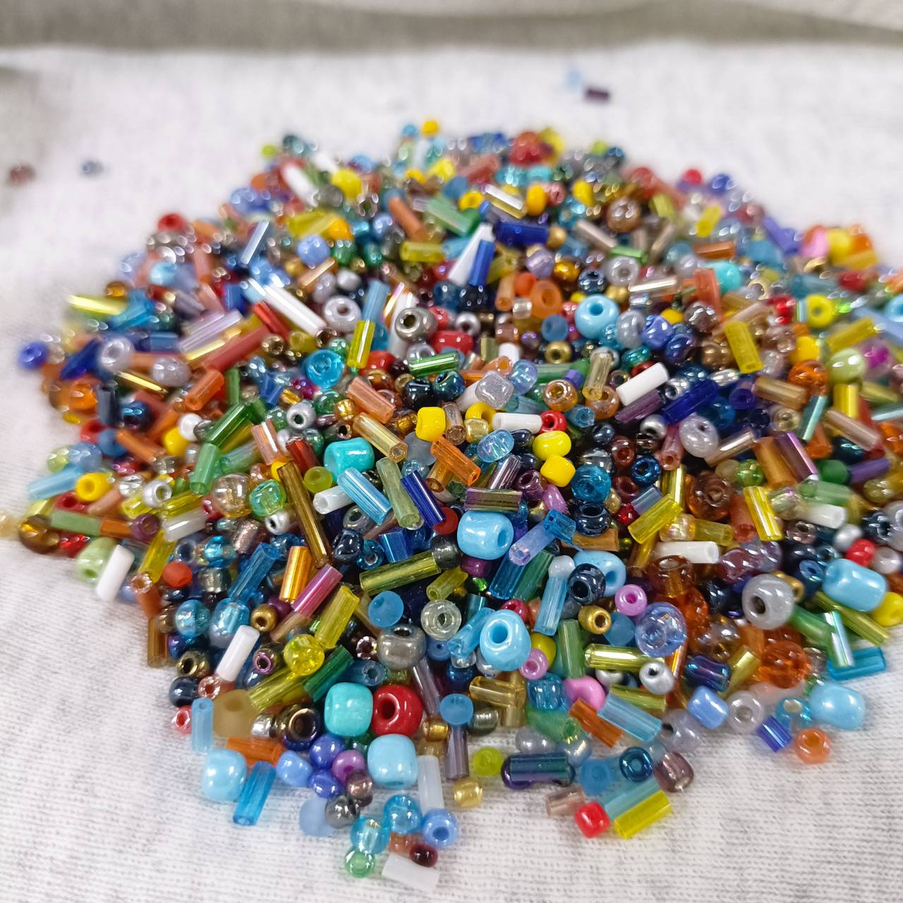ลูกปัดแก้วเม็ดเล็ก (Seed Beads) คละขนาด 2-6 mm คละสี คละแบบ แพ็ค 1 กระปุก 10ml