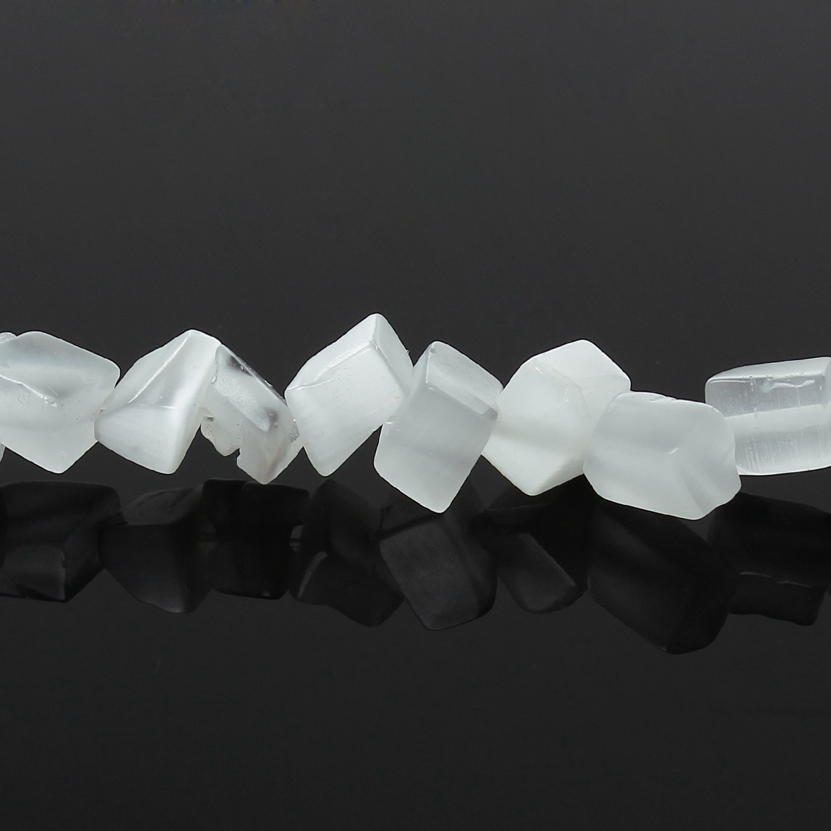 ลูกปัดแก้ว Cat's Eye สังเคราะห์เกรด B สีขาว ขนาด 8mm x 5mm - 3mm x 3mm,86.5cm ยาว 34 นิ้ว 1 เส้นประมาณ 194 ชิ้น