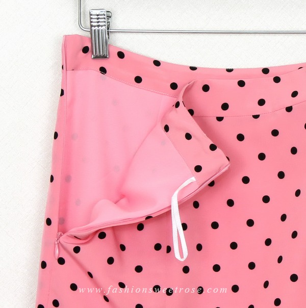 SK-301 กระโปรงแฟชั่น&ทำงาน ทรงสอบ ผ้า High-Twist สีชมพูพิมพ์ลาย Polka Dot จุดดำ