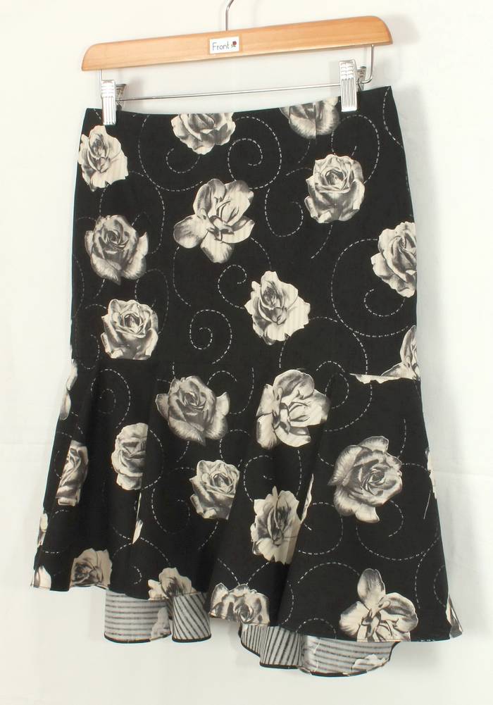 SK-210 กระโปรงแฟชั่น&ทำงาน ทรงย้วย ผ้าคอตต้อนญี่ปุ่นพิมพ์ลายดอกกุหลาบขาวพื้นดำ