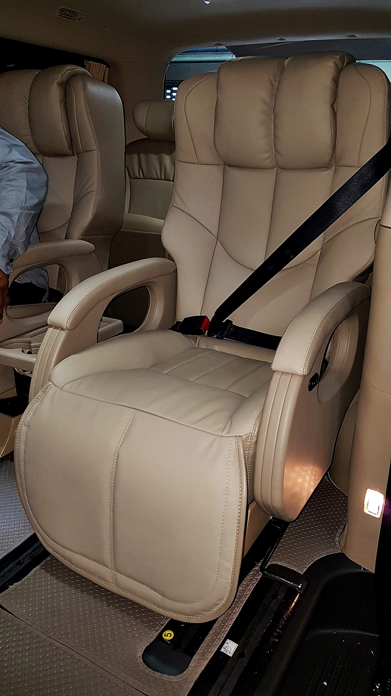 HYUNDAI H-1 DELUXE [ เบาะvipไฟฟ้าทรงโซฟา + คอนโซลเตี้ย + ผ้าม่านรถ ]- {ก-1392}