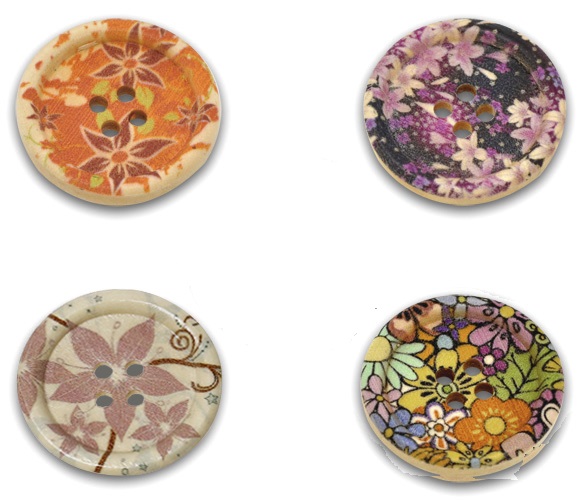 กระดุมไม้กลมเพ้นท์รูปดอกไม้ 4 รู ขนาด 30mm แพ็ด 10 เม็ดคละลาย