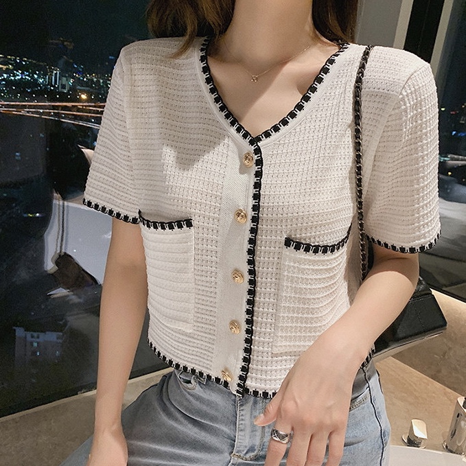 CHICCFASHION ครอปไหมพรม กระดุมทอง