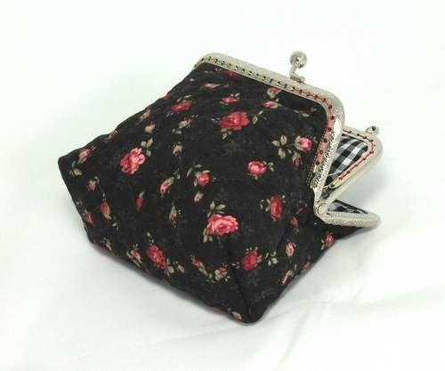 QLT-009 กระเป๋าปิ๊กแป๊กแบบ 2 ช่อง ใส่เหรียญและธนบัตร ผ้าลายดอกกุหลาบเล็กๆพื้นดำ
