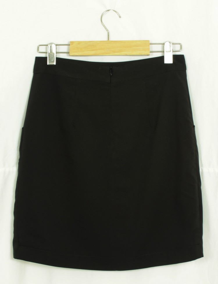 SK-080 กระโปรงทรงเอ ผ้าไหมอิตาลีสีดำ เป็นกระโปรงป้ายมีกระเป๋าล้วง 2 ข้าง