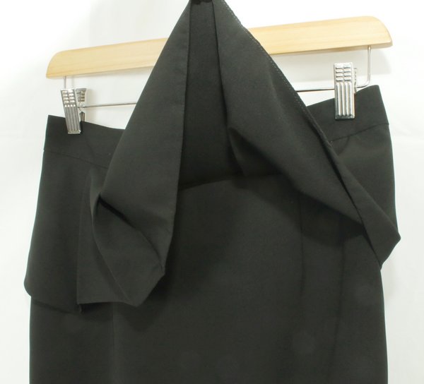 SK-068 กระโปรงทรงสอบ ผ้าไหมอิตาลีสีดำ ด้านหน้ากระโปรงจับจีบระบาย