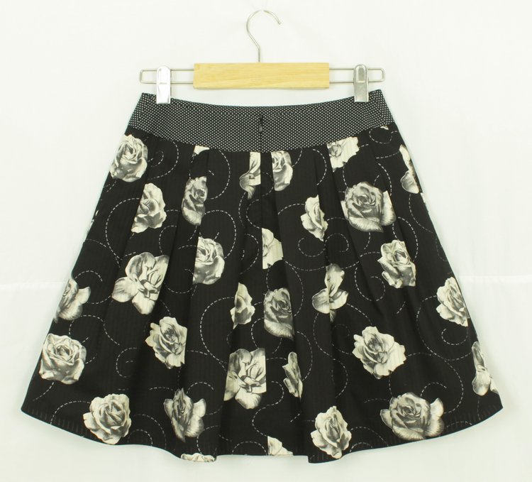 SK-139 กระโปรงแฟชั่น&ทำงาน ทรงบาน ผ้าลายดอกกุหลาบขาวพื้นดำ จีบทวิสรอบเอว