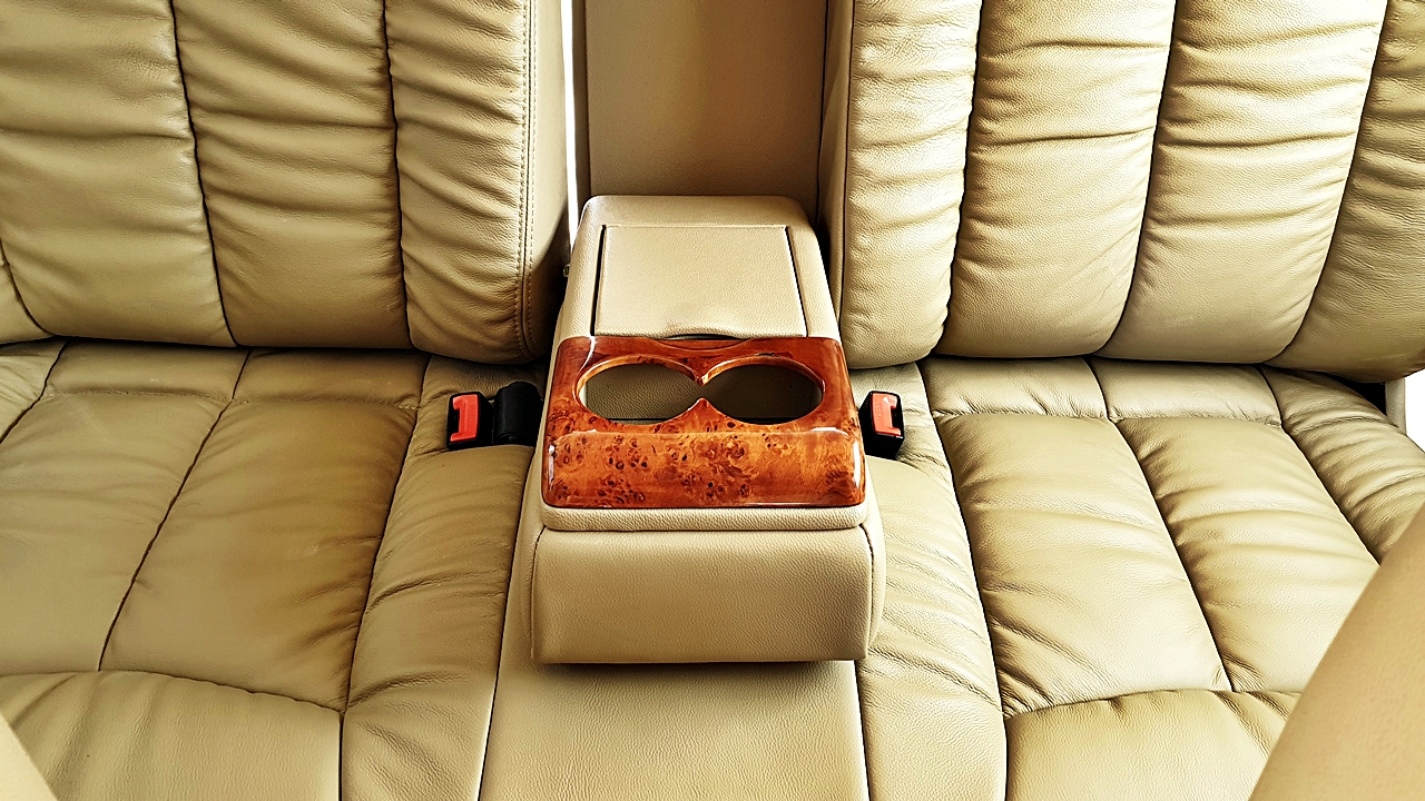 HYUNDAI H-1 DELUXE ท่านแม่ทัพภาค พิษณุโลก [เบาะVIP,เบาะท้ายหนัง,เคาเตอร์เตี้ย,พรม]-ฮล8651