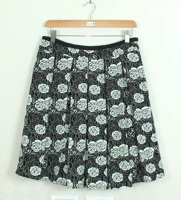 SK-271 กระโปรงแฟชั่น&ทำงาน ทรงบาน ผ้าคอตต้อนญี่ปุ่นพิมพ์ลายดอกกุหลาบขาวสลับดำ