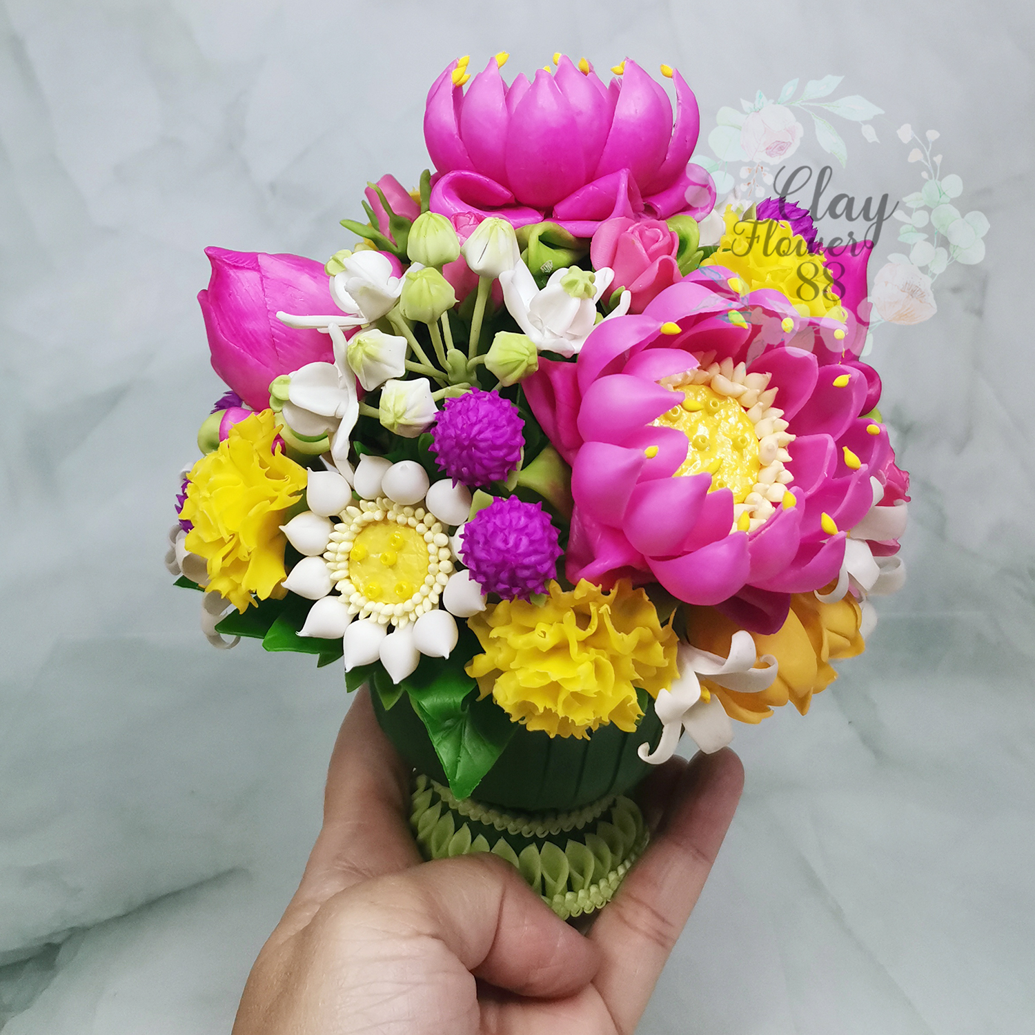 พานดอกบัว สีชมพู ดอกไม้ ถวายพระ งาน ดอกไม้ ประดิษฐ์ จาก ดินไทย แซมด้วย ดอกไม้ มงคล จัดในพานใบตอง (สูง 6.5 นิ้ว )