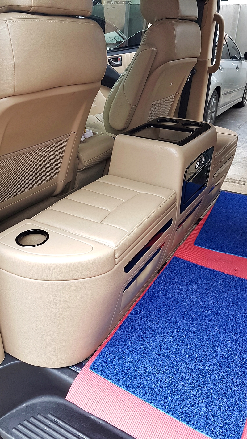 HYUNDAI H-1 DELUXE [ เบาะvipไฟฟ้าทรงโซฟา + คอนโซลเตี้ย + ผ้าม่านรถ ]- {ก-1392}