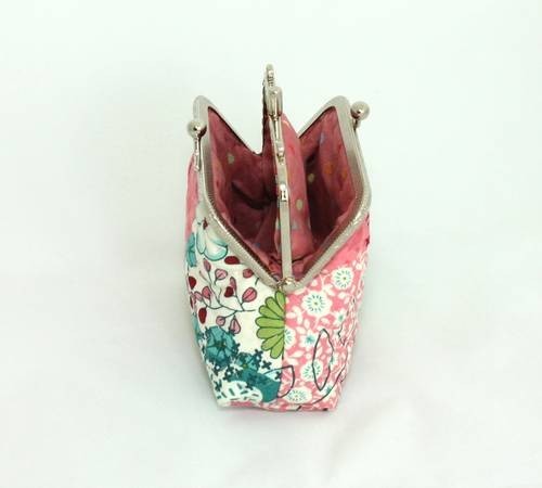 QLT-007 กระเป๋าปิ๊กแป๊กแบบ 2 ช่อง ใส่เหรียญและธนบัตร ผ้าลายดอกไม้กราฟฟิก